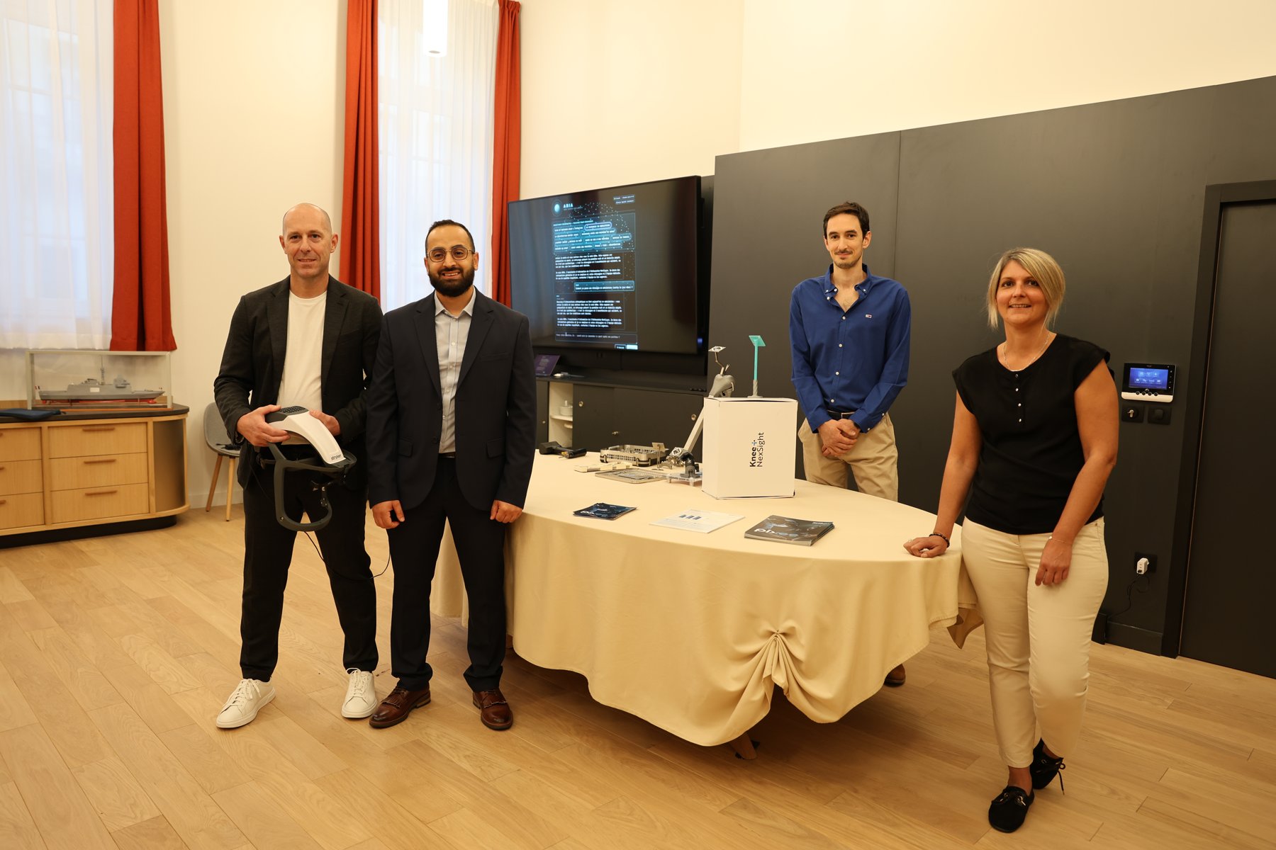 Soirée de formation du 1er octobre 2026 à l'Hôtel de Ville de Montluçon : les Drs Caumon et Riouach avec l'équipe Pixee Medical devant le stand de réalité augmentée